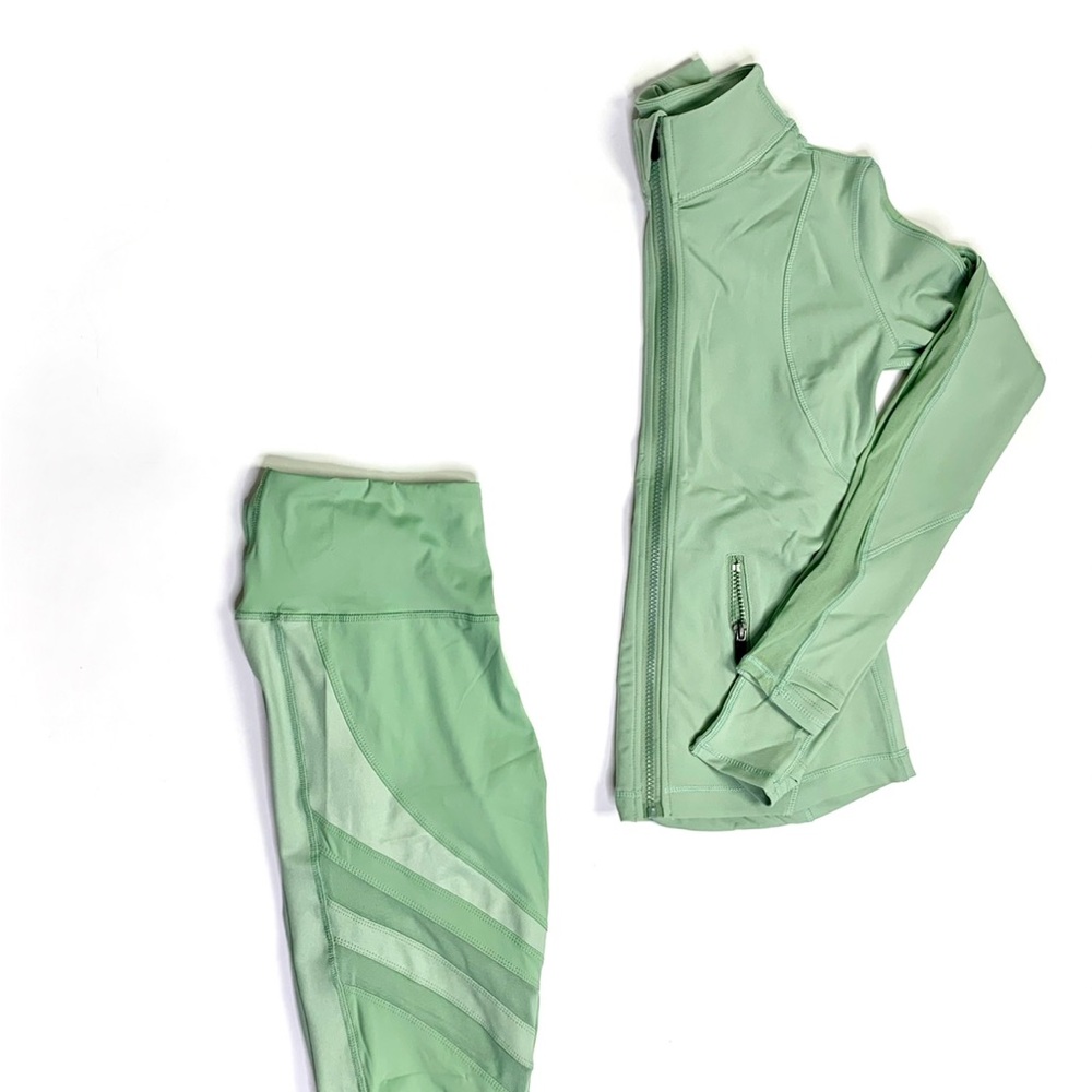 Green High-Waisted Leggings with Diagonal Stripes